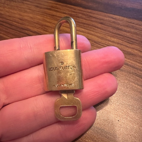 Louis Vuitton Lock and Key Gold No. 318 - Picture 3 of 6